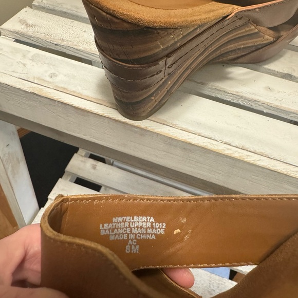 Nine West EUC Leather wedges with gold - Picture 7 of 7